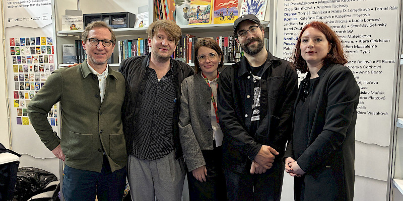 Auf der Book World Praha, v.l.n.r.: Lars Birken-Bertsch (Literaturfonds), Dmitrij Kapitelman, Michala Čičváková (CzechLit), Mikael Ross, Slata Roschal;